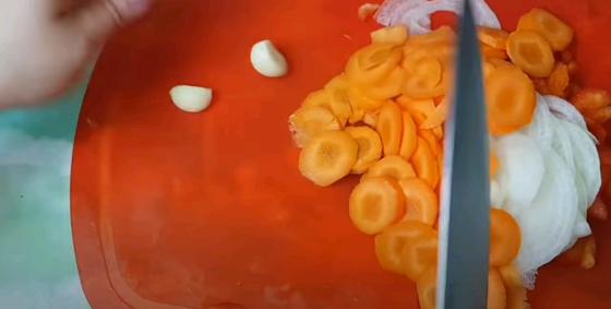 Овощи (морковь, лук, чеснок) для жаркого Овощи (морковь, лук, чеснок) для жаркого