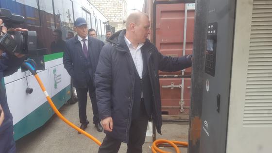 Жители Атырау влюбились в тестируемый в городе эко-автобус Жители Атырау влюбились в тестируемый в городе эко-автобус