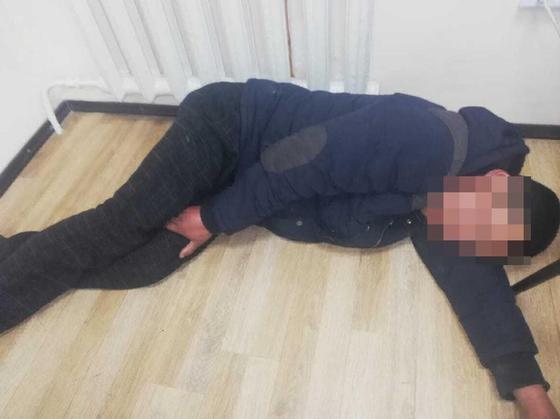 Арестован мужчина, решивший унести возложенные жертвам авиакатастрофы цветы Арестован мужчина, решивший унести возложенные жертвам авиакатастрофы цветы