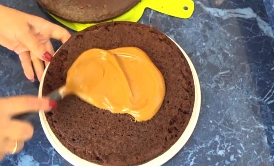 Сборка торта: коржи мажут кремом Сборка торта: коржи мажут кремом