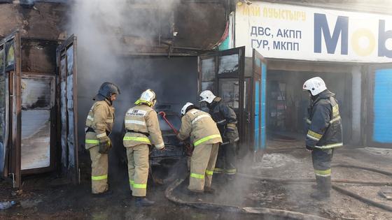 Пожарные работают на месте возгорания Пожарные работают на месте возгорания