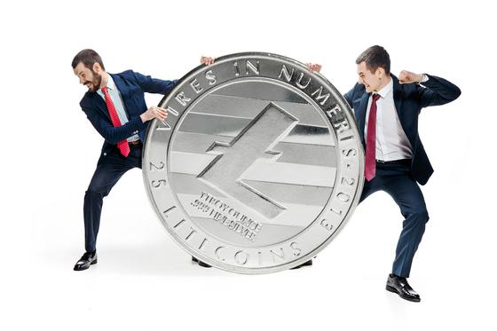Мужчины борются за монету Мужчины борются за монету