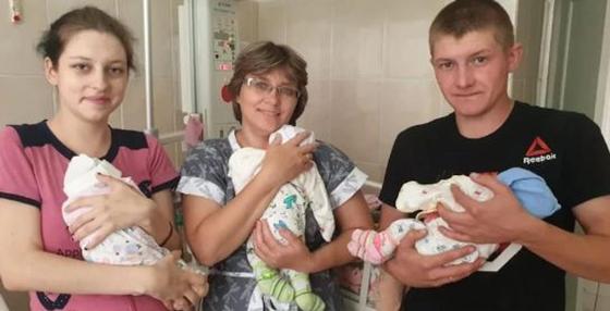"Никто не давал квартиру": Семья с тройняшками вынуждена тесниться в доме родителей "Никто не давал квартиру": Семья с тройняшками вынуждена тесниться в доме родителей