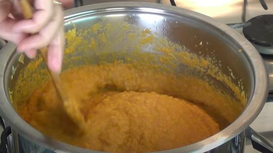 Кабачковую икру перемешивают в кастрюле лопаткой Кабачковую икру перемешивают в кастрюле лопаткой