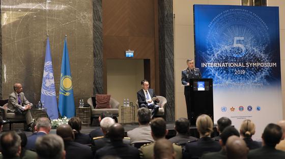 Қорғаныс министрі бітімгершілік үшін технологиялардағы серіктестік бойынша бесінші халықаралық симпозиумның жұмысын ашты Қорғаныс министрі бітімгершілік үшін технологиялардағы серіктестік бойынша бесінші халықаралық симпозиумның жұмысын ашты