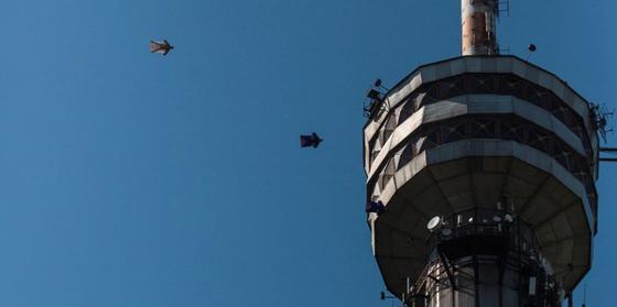 Экстремалы сделали воздушную петлю вокруг телевышки Кок-Тобе в Алматы Экстремалы сделали воздушную петлю вокруг телевышки Кок-Тобе в Алматы