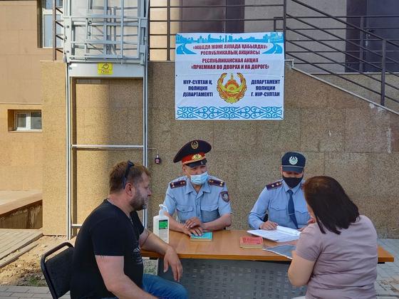 Полицейские общаются с гражданами Полицейские общаются с гражданами