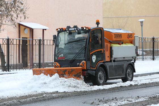 дорожные службы убирают снег в Алматы дорожные службы убирают снег в Алматы