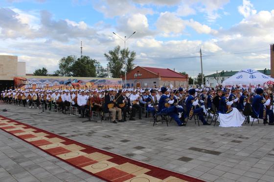 1000 костанайцев одновременно сыграли в День домбры 1000 костанайцев одновременно сыграли в День домбры