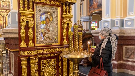 Женщина молится в церкви Женщина молится в церкви