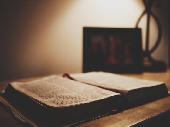 Книга лежит на столе Книга лежит на столе