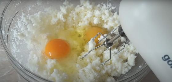 Творог и яйца в миске с миксером Творог и яйца в миске с миксером