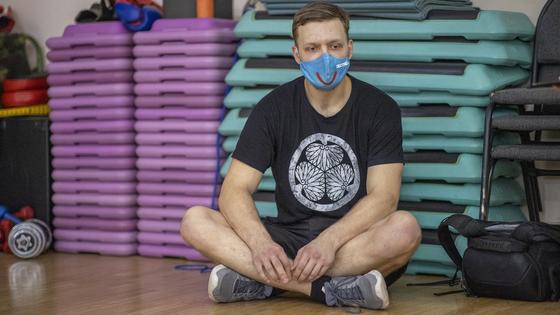 Антон Косаренко сидит на полу Антон Косаренко сидит на полу