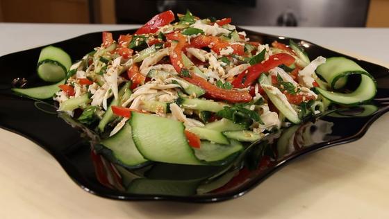 Легкий салат с курицей в тарелке Легкий салат с курицей в тарелке