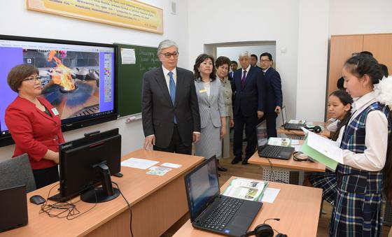Президент өз әкесінің атындағы мектепке барып, оқушылармен кездесті (фото) Президент өз әкесінің атындағы мектепке барып, оқушылармен кездесті (фото)