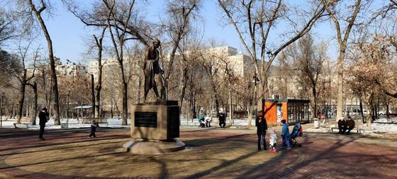 "Почему не возле акимата?": алматинцы высказались о проведении митингов в парке Ганди "Почему не возле акимата?": алматинцы высказались о проведении митингов в парке Ганди