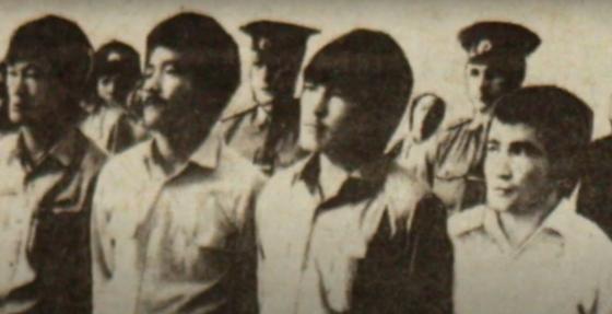 Четверо парней под охраной милиционеров. Кайрат Рыскулбеков в зале суда Четверо парней под охраной милиционеров. Кайрат Рыскулбеков в зале суда