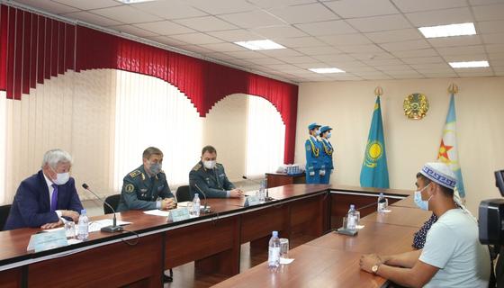 Жамбыл облысында жарылыс кезінде қаза тапқандардың туыстарына награда табыстау сәті Жамбыл облысында жарылыс кезінде қаза тапқандардың туыстарына награда табыстау сәті