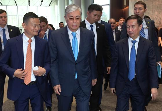 Тоқаев Alibaba компаниясының негізін қалаушы Джек Мамен кездесті Тоқаев Alibaba компаниясының негізін қалаушы Джек Мамен кездесті