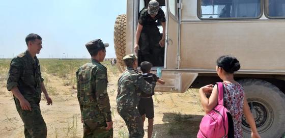 Подставил свою спину: фотография из Арыси восхитила соцсети Подставил свою спину: фотография из Арыси восхитила соцсети
