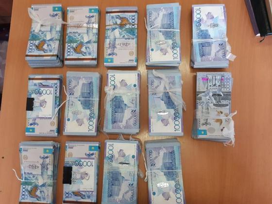Купюры тенге лежат на столе Купюры тенге лежат на столе