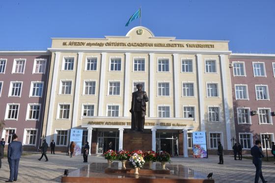 Шымкентте университеттің 75 жылдығына орай М.Әуезовтің ескерткіші ашылды Шымкентте университеттің 75 жылдығына орай М.Әуезовтің ескерткіші ашылды