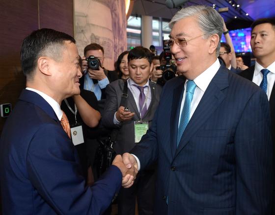 Тоқаев Alibaba негізін қалаушы атақты миллиардер Джек Мамен кездесті Тоқаев Alibaba негізін қалаушы атақты миллиардер Джек Мамен кездесті