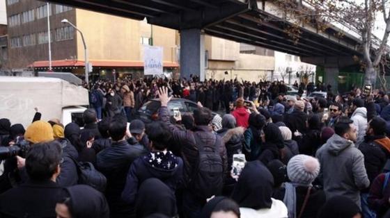 В Тегеране протестующие потребовали ухода аятоллы Хаменеи В Тегеране протестующие потребовали ухода аятоллы Хаменеи