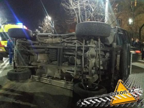 Gelandewagen с девушкой за рулем перевернулся в Алматы Gelandewagen с девушкой за рулем перевернулся в Алматы