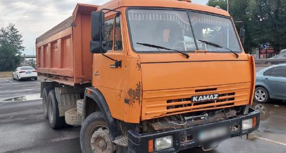 "КамАЗ" стоит на дороге "КамАЗ" стоит на дороге