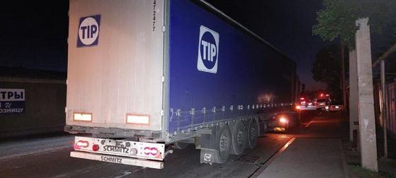 Грузовик попал в аварию Грузовик попал в аварию