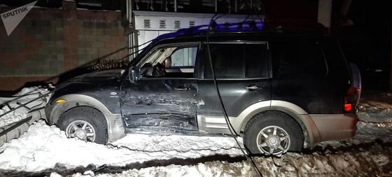 Электричество пришлось отключить из-за аварии двух джипов в Алматы (фото) Электричество пришлось отключить из-за аварии двух джипов в Алматы (фото)