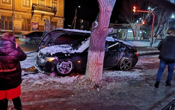 Шымкентский водитель снес автобусную остановку в Уральске (фото, видео) Шымкентский водитель снес автобусную остановку в Уральске (фото, видео)