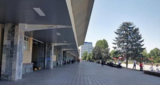 "Парковка новая, вокзал тот же": как живет алматинский Сайран (фото) "Парковка новая, вокзал тот же": как живет алматинский Сайран (фото)