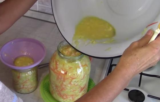 Банки с капустой доливают маринадом Банки с капустой доливают маринадом