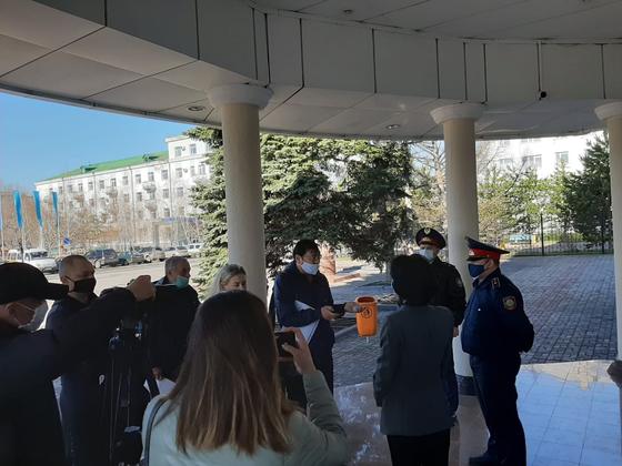 Десятки бизнесменов собрались у акимата Костаная (фото) Десятки бизнесменов собрались у акимата Костаная (фото)