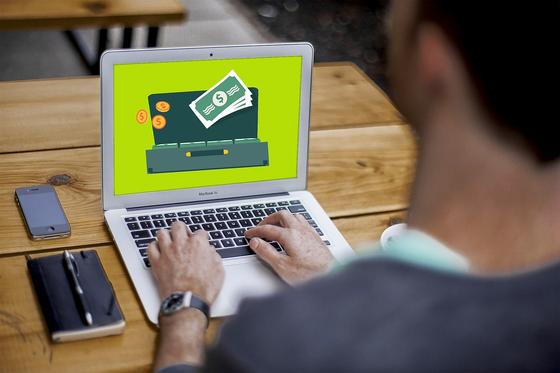 Мужчина работает с ноутбуком Мужчина работает с ноутбуком