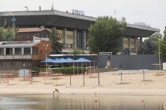 "Водичка тепленькая": как алматинцы спасаются от жары во время карантина "Водичка тепленькая": как алматинцы спасаются от жары во время карантина