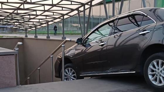 Автомобиль заехал в подземный переход Автомобиль заехал в подземный переход