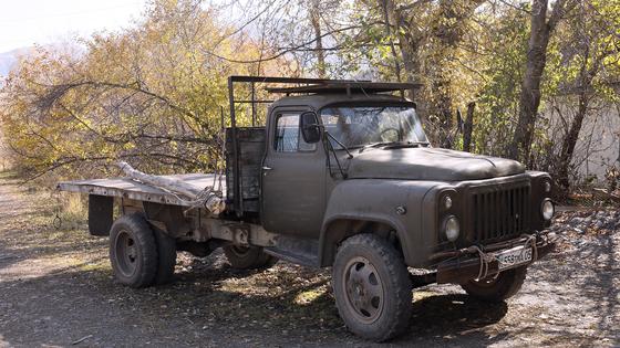 Машина стоит возле дома Машина стоит возле дома