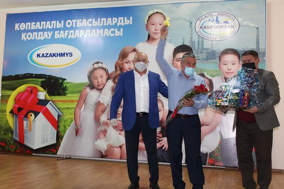 Руководство корпорации «Казахмыс» вручило ключи от квартир Руководство корпорации «Казахмыс» вручило ключи от квартир