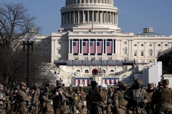 Военные перед зданием Капитолия США Военные перед зданием Капитолия США