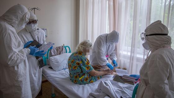 Врачи проводят осмотр пациента Врачи проводят осмотр пациента
