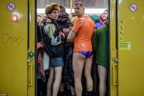 Пассажиры метро по всему миру массово сняли штаны Пассажиры метро по всему миру массово сняли штаны