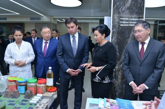 Шымкентте университеттің 75 жылдығына орай М.Әуезовтің ескерткіші ашылды Шымкентте университеттің 75 жылдығына орай М.Әуезовтің ескерткіші ашылды
