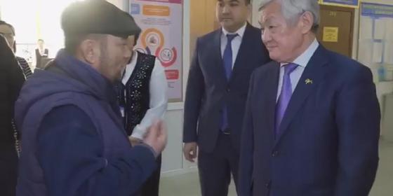 Сапарбаев Жаңаөзендік көпбалалы әкені 150 мың теңге жалақыға келісуге шақырды Сапарбаев Жаңаөзендік көпбалалы әкені 150 мың теңге жалақыға келісуге шақырды