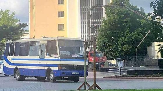 Автобус с заложниками захватил неизвестный в Украине (фото, видео) Автобус с заложниками захватил неизвестный в Украине (фото, видео)