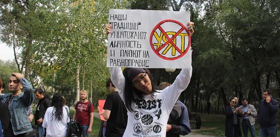 «Все сексисты пусть убьются, феминистки не сдаются»: О чем говорили девушки на митинге «Все сексисты пусть убьются, феминистки не сдаются»: О чем говорили девушки на митинге