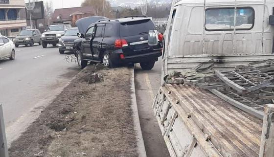 Девушка и ребенок попали в больницу после аварии на Аль-Фараби в Алматы (фото) Девушка и ребенок попали в больницу после аварии на Аль-Фараби в Алматы (фото)