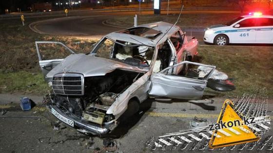 Автомобиль несколько раз перевернулся на Аль-Фараби в Алматы (фото, видео) Автомобиль несколько раз перевернулся на Аль-Фараби в Алматы (фото, видео)